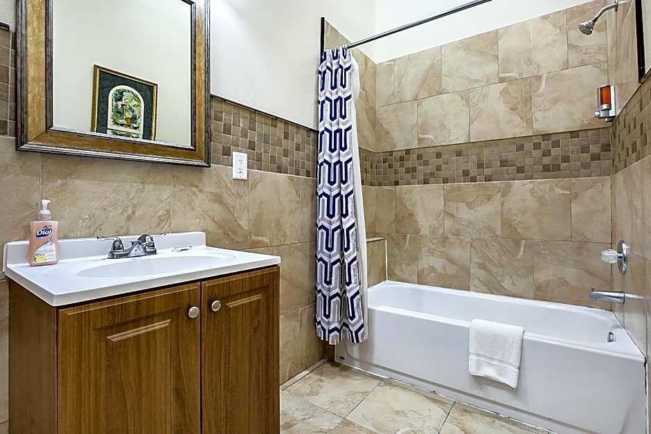 Stylish 4BR condo in Downtown by Hosteeva