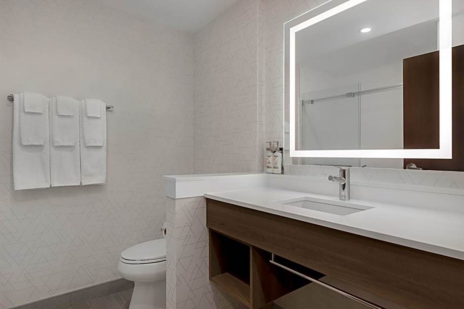 Holiday Inn Express And Suites St.Thomas. By IHG