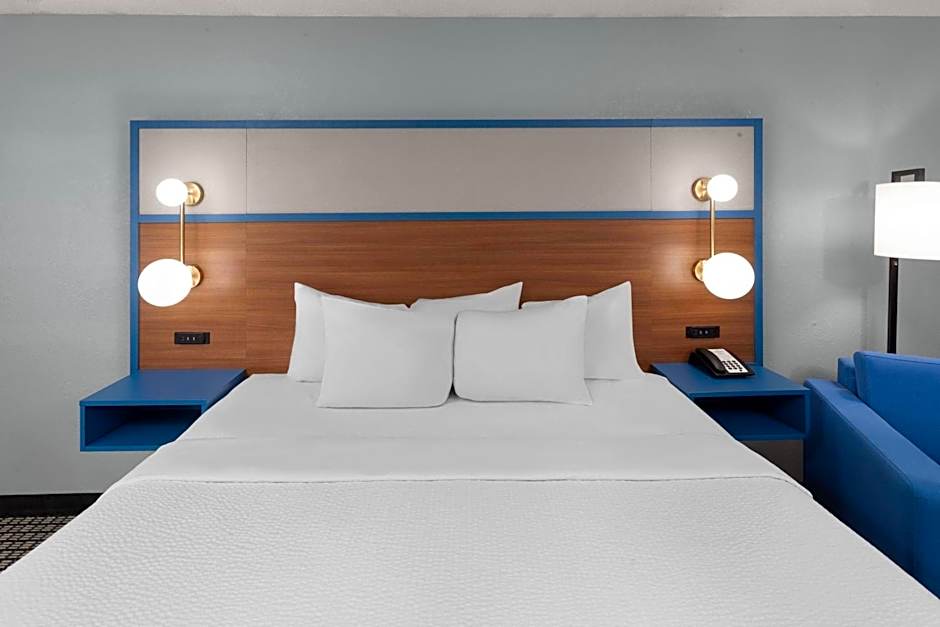 AmericInn by Wyndham Reedsburg