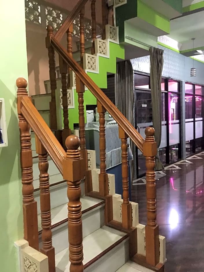 OYO Life 93055 Fathin Hotel