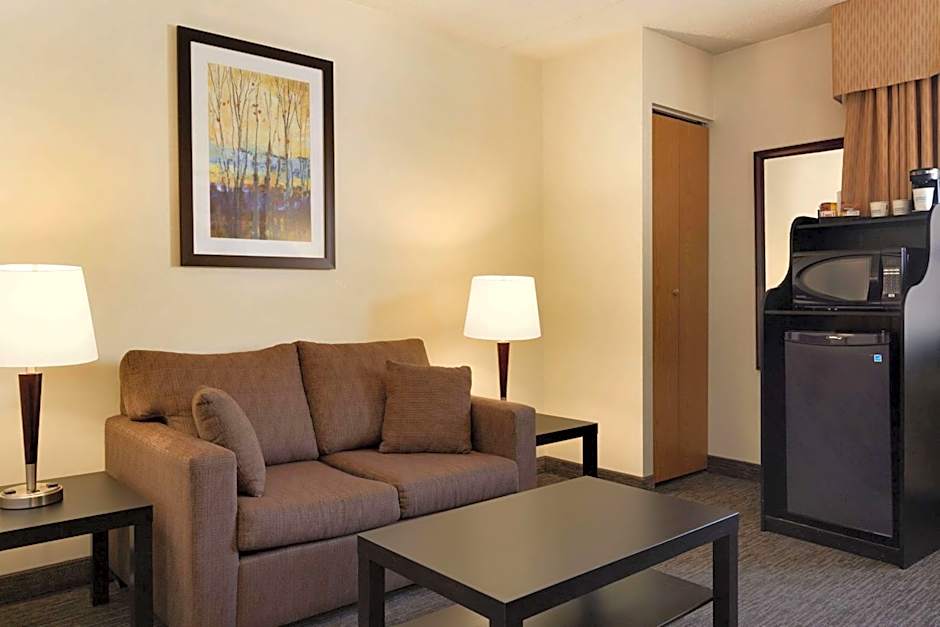 Travelodge by Wyndham Edmonton South