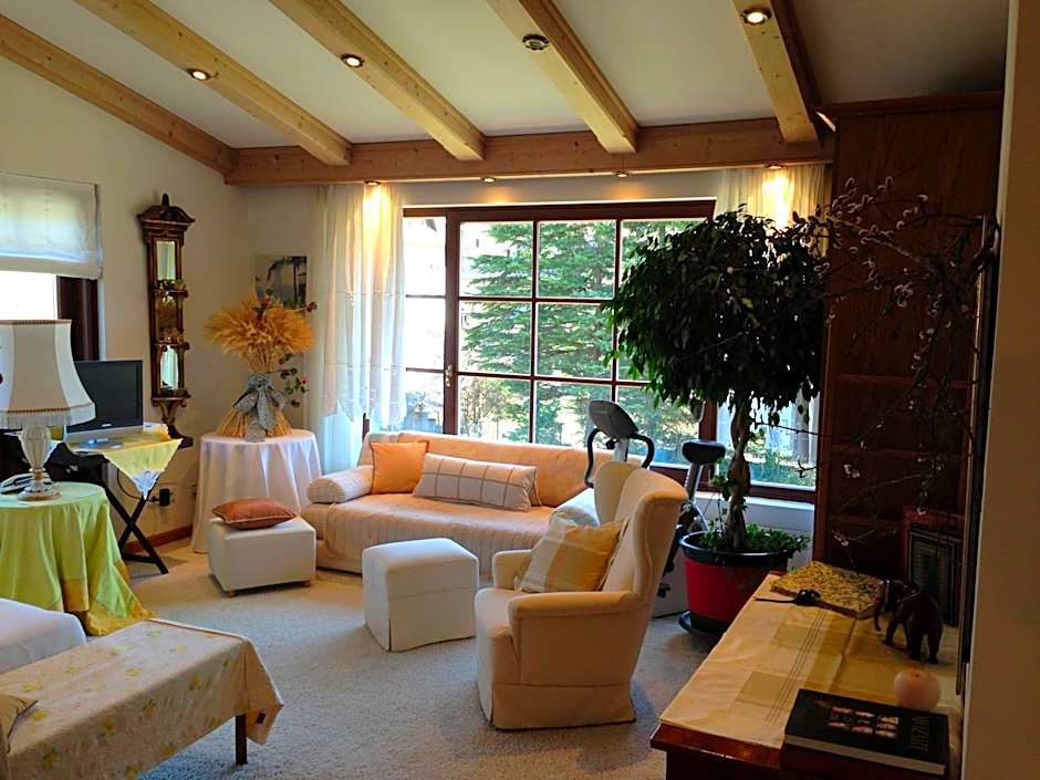 Dietrichsteinerhof Apartments & Rooms