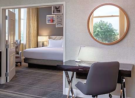 1 king 1 bdrm ste hearing accessible vis doorbell alrt and vis phone alrt comp wireless-serenity bed