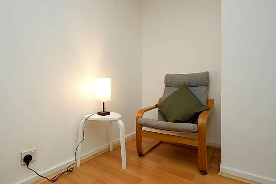 London Oasis Flat with High-Speed Broadband and Free Parking