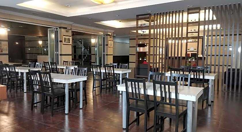 Townhouse Oak Vera Hotel Near Clark International Airport