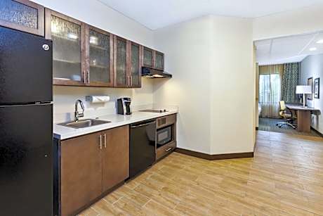 One-Bedroom Queen Suite