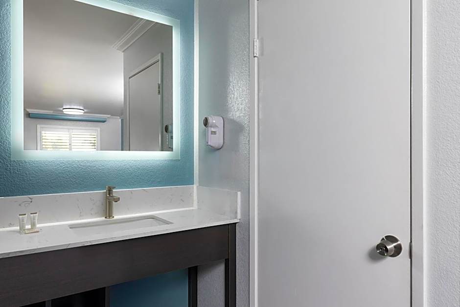 Red Lion Inn & Suites Lemoore