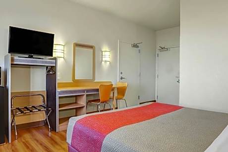 Queen Room - Mobility/Hearing Accessible with Roll-In Shower/Non-Smoking