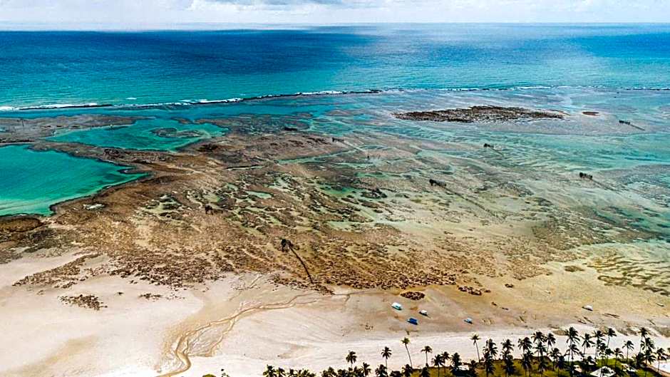 Casa com 4 suítes, piscina, a 20m do mar| Milagres