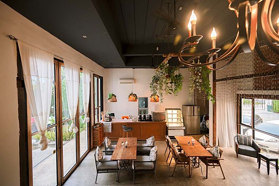 White Wall Riverfront Hotel