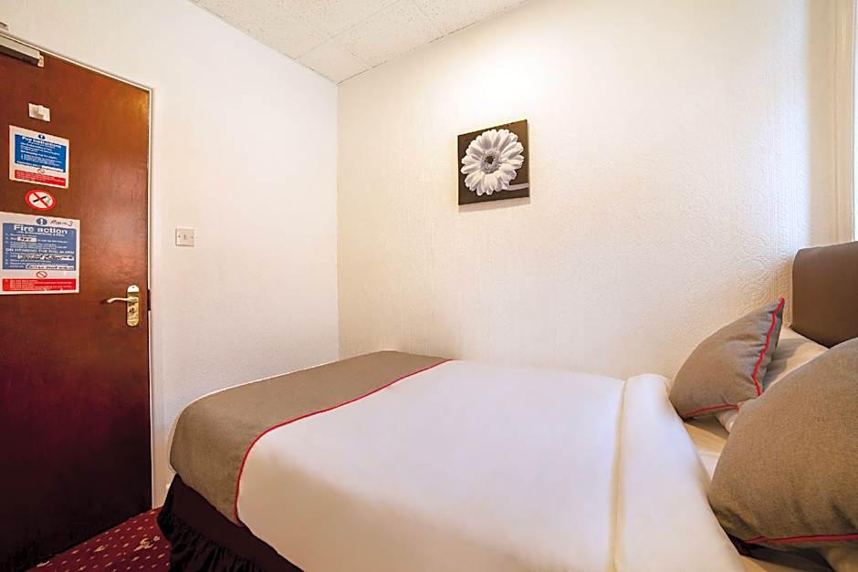 OYO The Golden Cheval Hotel & Shisha Bar