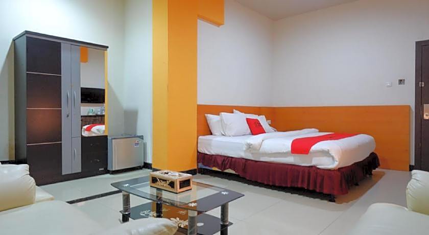 RedDoorz Plus @ Cameloan Hotel Palu