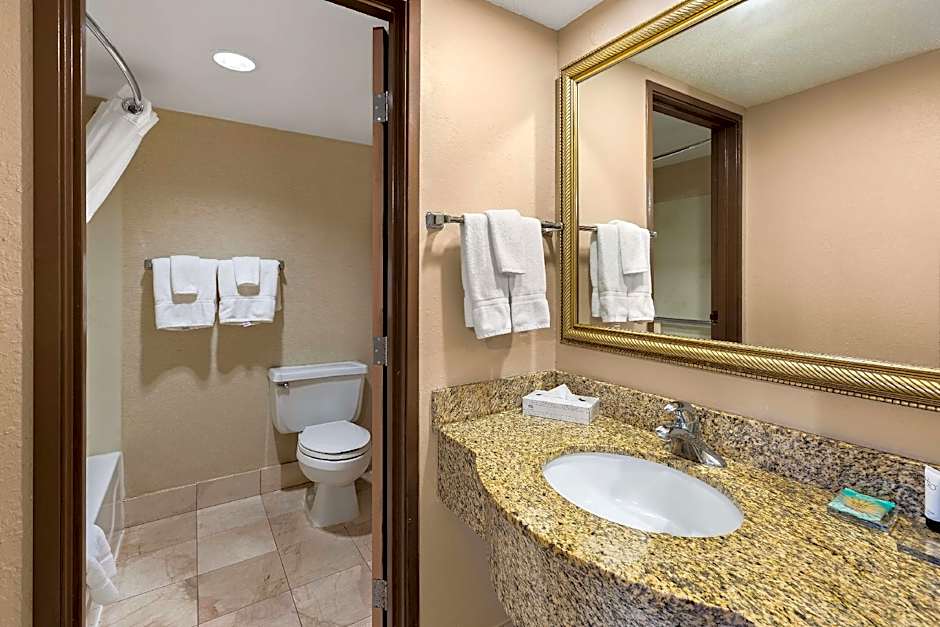 Hotel RL Cleveland Airport West