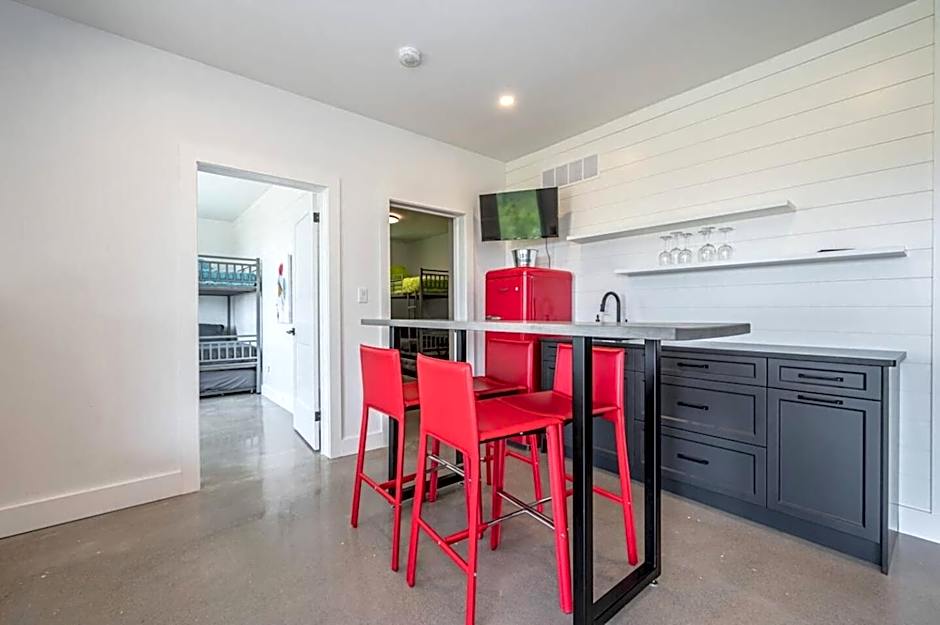 Huronia Luxury Lakefront Views & Game Room!