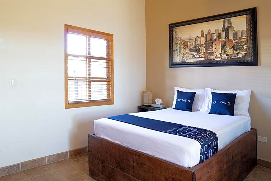 Capital O Hotel Villa Azura