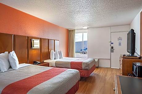 2 Queen Beds | Smoking, Micfridge