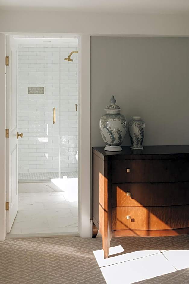 The Oaks Waterfront Hotel