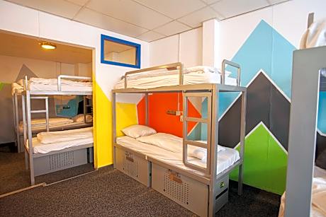 14-Bed Shared Room with Ensuite Bathroom