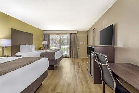 2 Queen Beds Non-Smoking Microwave Fridge Wi-Fi In-Room Safe Full Breakfast