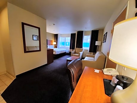 One-Bedroom King Suite with Sofa Bed - Non-Smoking