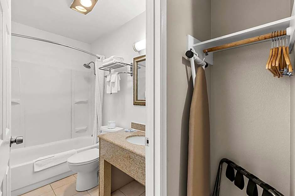 Rodeway Inn & Suites Portland West - Beaverton