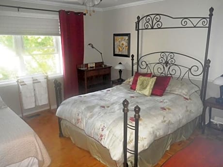 Queen Room with Single Bed