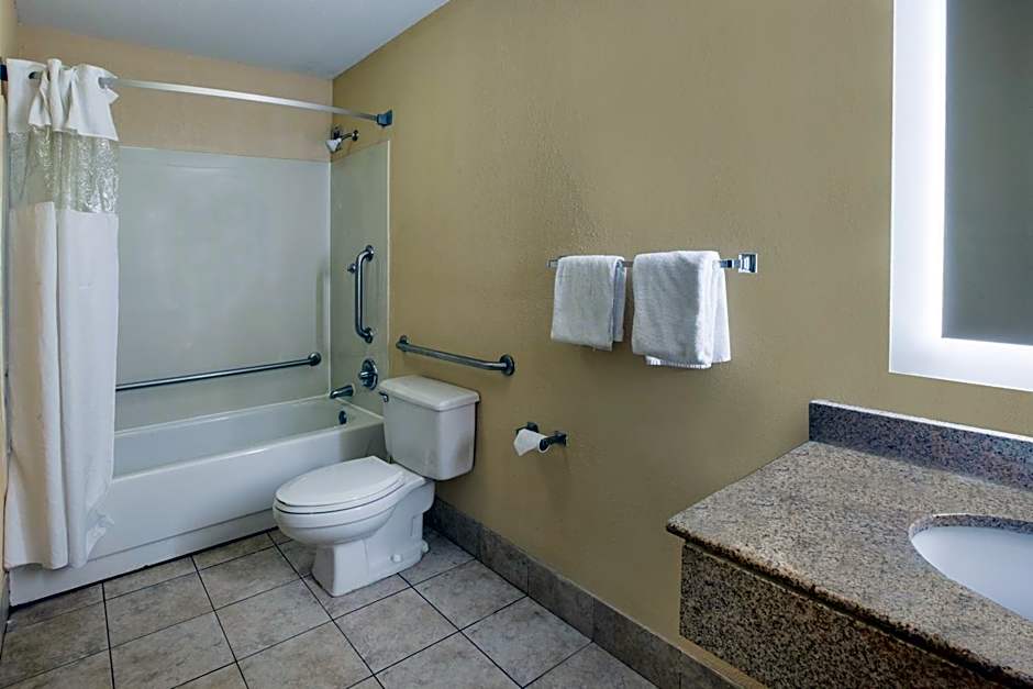 Howard Johnson by Wyndham Romulus Detroit Metro Airport