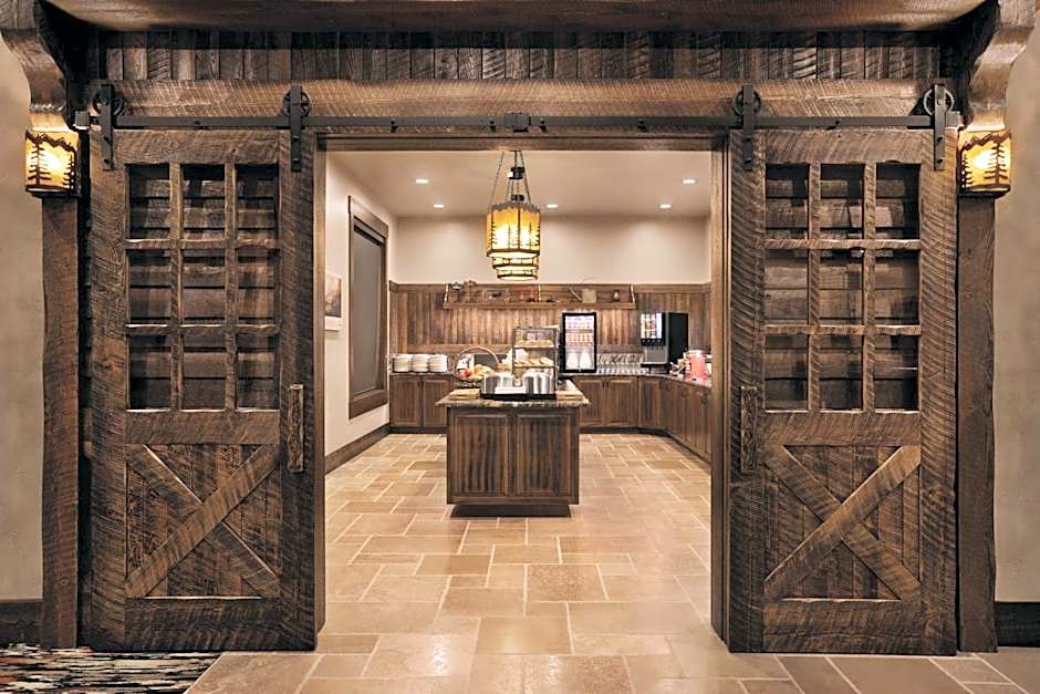 Glacier International Lodge