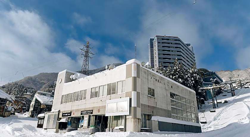 Hotel Justice - Ski IN Ski OUT - Private bathroom, next to the ski lift station
