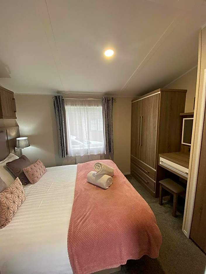 Lakeshore Lodge with Hot Tub