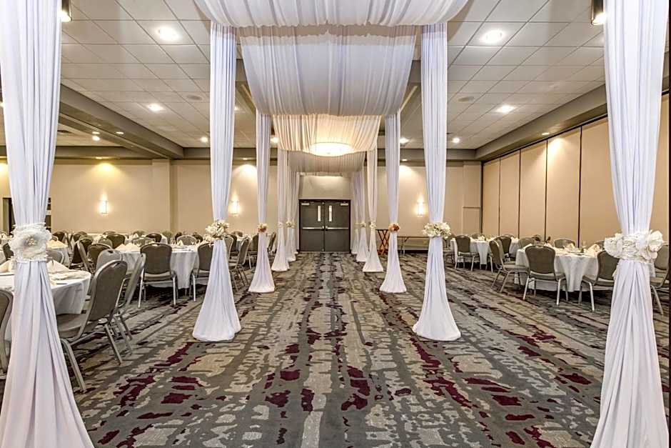 Crowne Plaza Milwaukee Airport by IHG