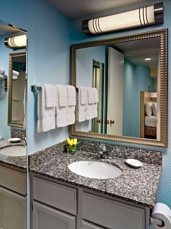 Two Bdrm Loft Suite - 1K 2D - Fireplace