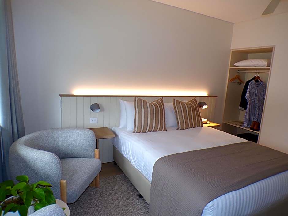 Photo 1 of 5 of Deluxe 1 Queen Bed