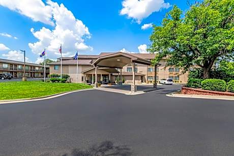Quality Inn & Suites Lawrence - University Area