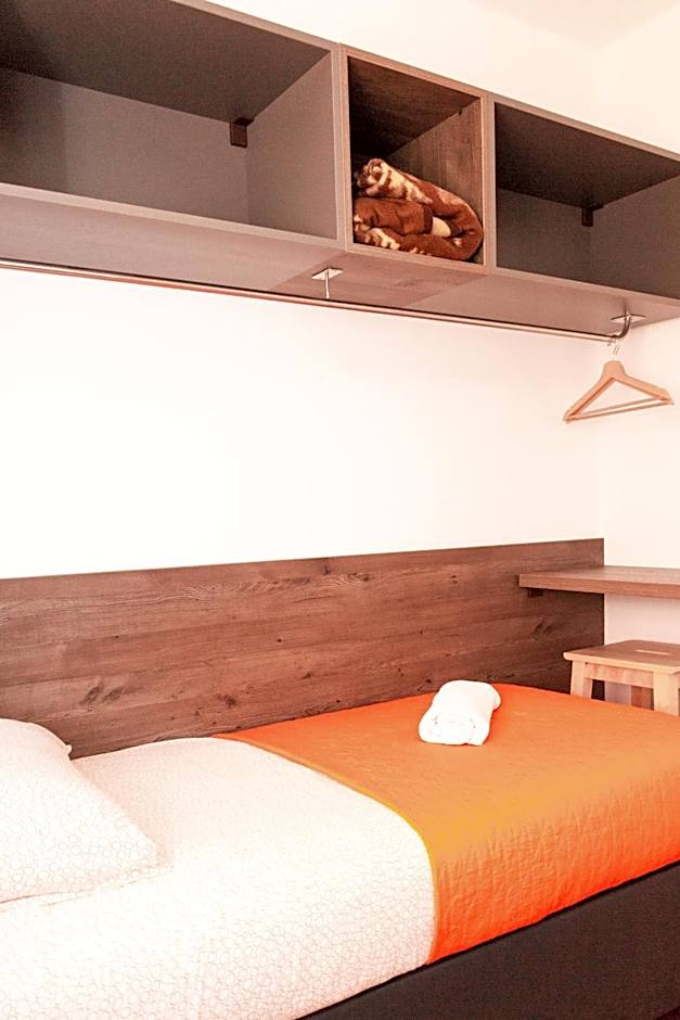 Zdjęcie 1 z 6 — Twin Room with Shared Bathroom