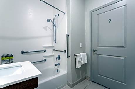 2 Queen Standard Comm Access River View