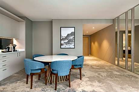 Deluxe Suite - Lounge Access