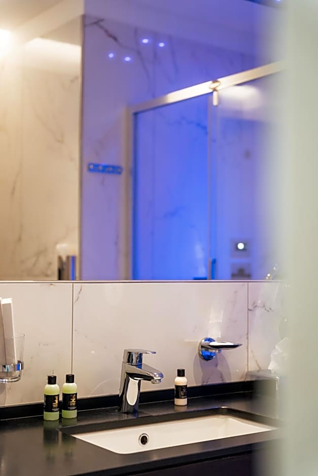 Monaco Suites Hotel