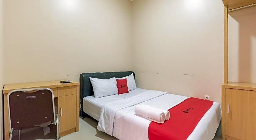 RedDoorz Syariah near Exit Toll Subang