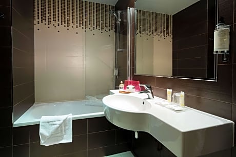 1 Queen Bed, Classic Room, Bath