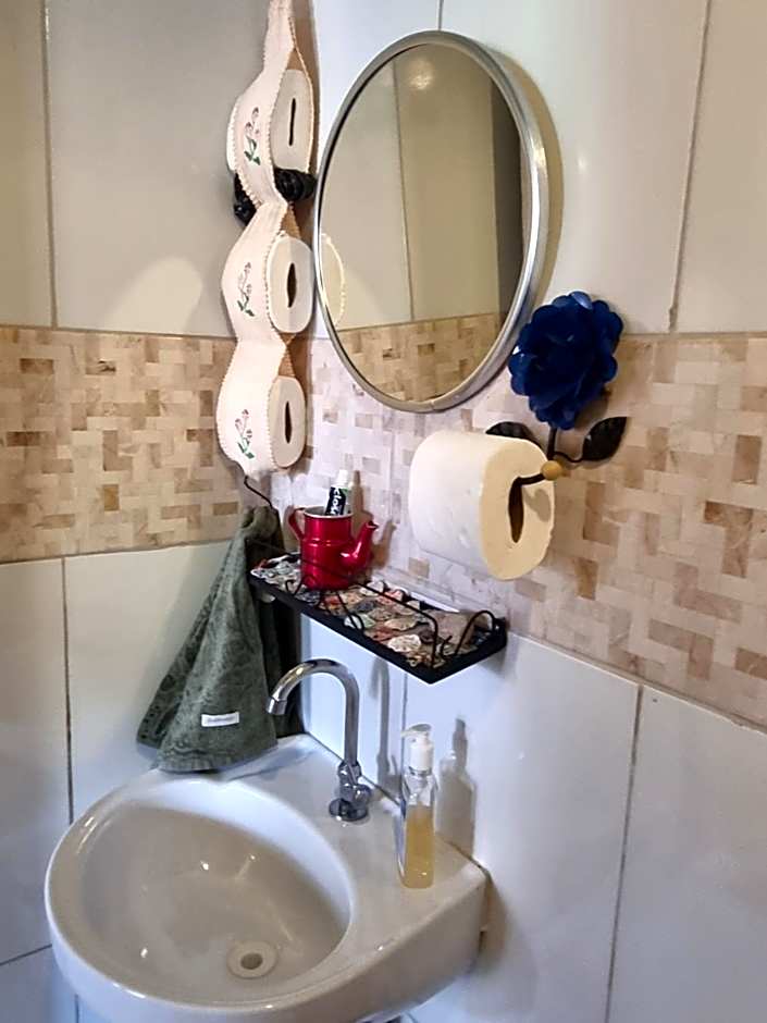 CASA DE RETALHOS Boutique Albergue, casaril histórico, com 5 suítes individuais e cozinha coletiva, no coração da vila de Igatu-Ba, que preserva fortes traços culturais da época do garimpo, venha viver uma experiência única!