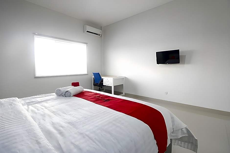 RedDoorz Plus near Living Plaza Jababeka