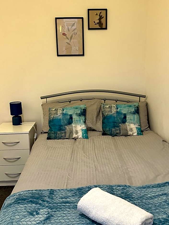 Lovely Town house Room 1