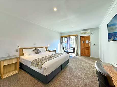 Deluxe King Room (Ground Level)