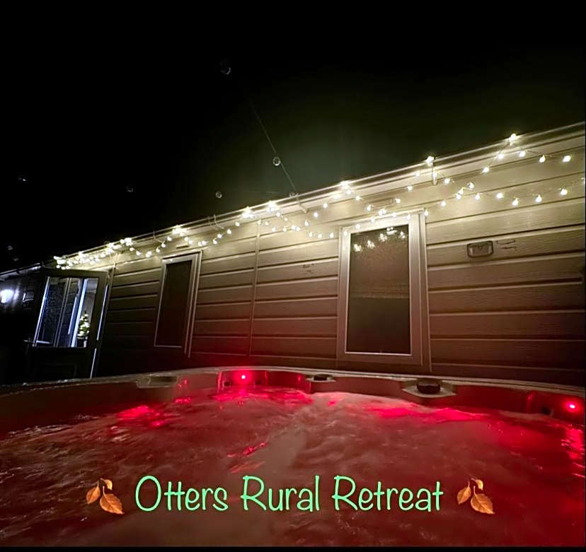 Otters Rural Retreat - Private Hot-Tub & Free Golf for guests included