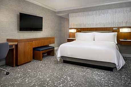 King Room with Adapted Tub - Mobility Accessible