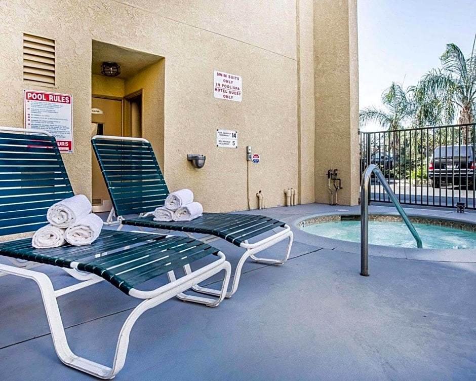 Rodeway Inn and Suites Bakersfield