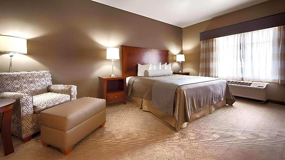 Green Mill Village Hotel & Suites, BW Signature Collection
