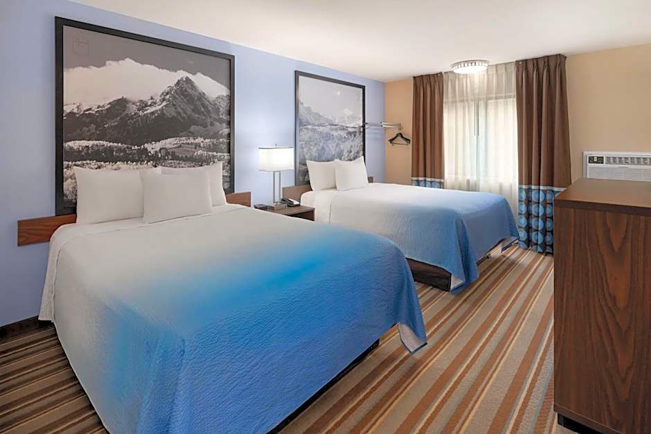 Super 8 by Wyndham Longmont/Twin Peaks