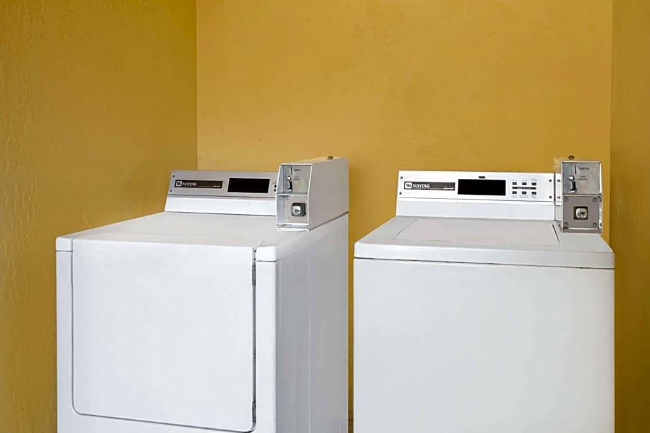 Super 8 by Wyndham Ellenton Bradenton Area